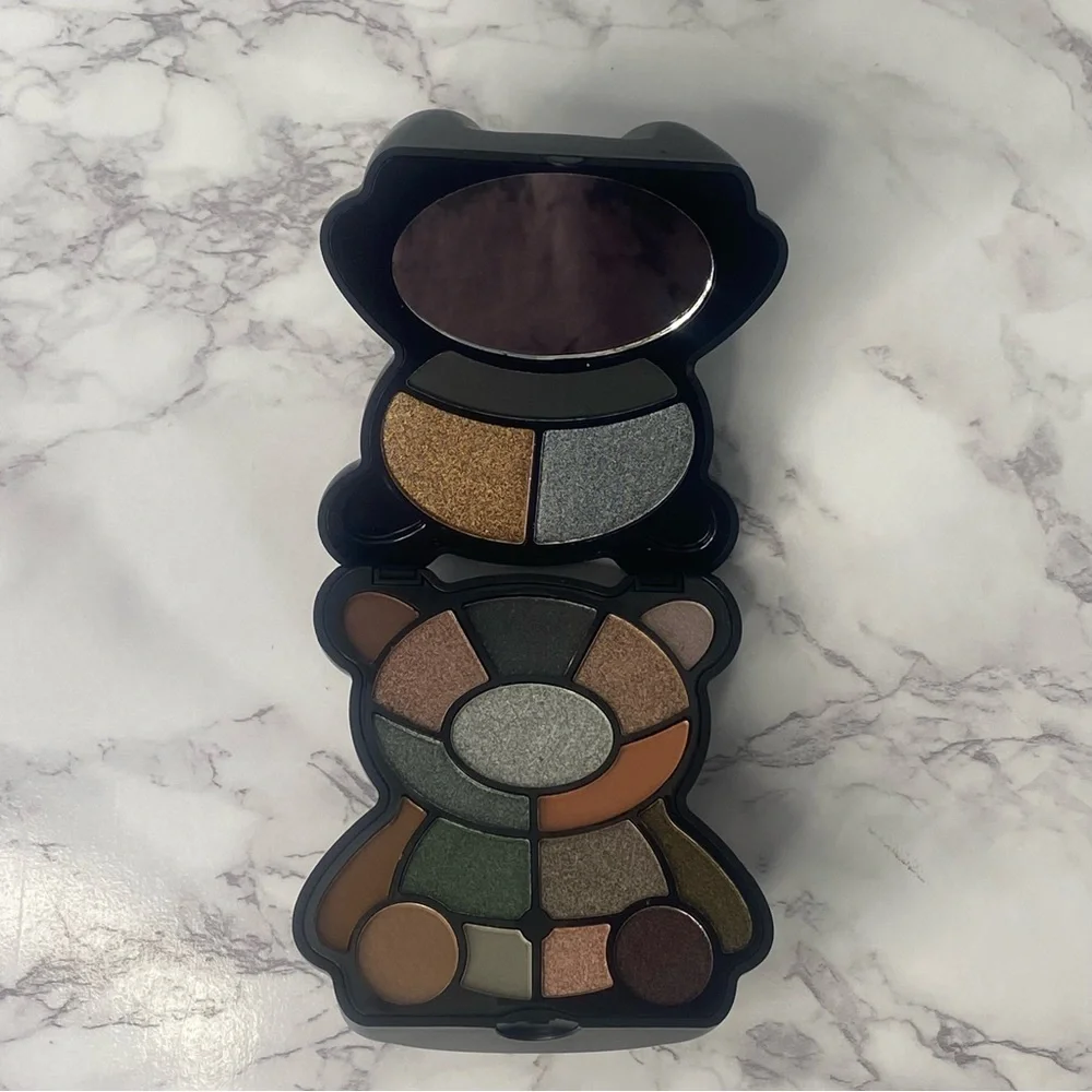 I Heart Revolution Teddy‎ Bear Eyeshadow Palette Jett